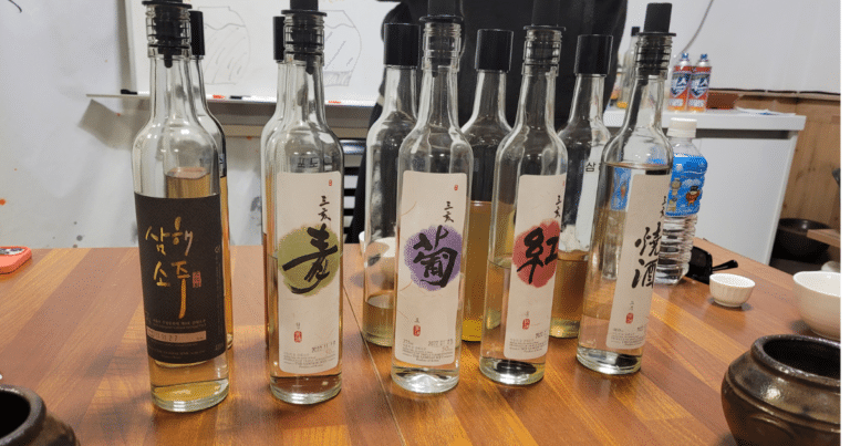 Cinq bouteilles de soju à la distillerie à déguster