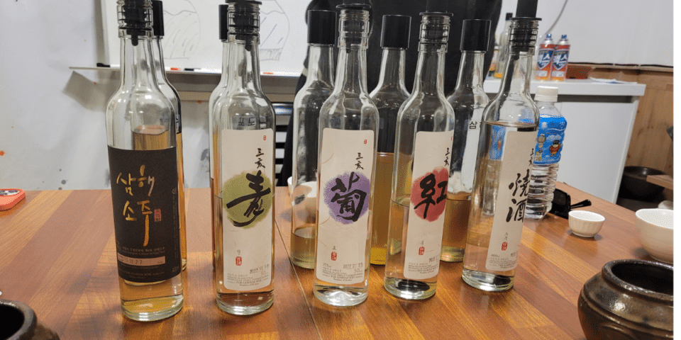 Cinq bouteilles de soju à la distillerie à déguster
