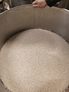 Le riz fermente pour devenir soju