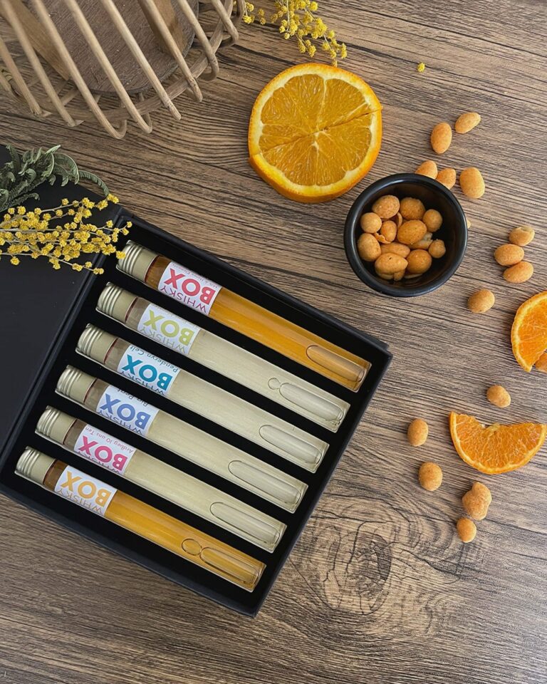 coffret whiskybox de six tubes en mise en scène avec des oranges et cacahuètes