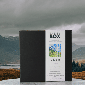 Coffret de dégustation de whiskys Glen devant un paysage des highlands