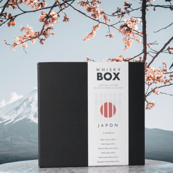 Coffret de dégustation de whiskys japonais devant le Mont Fuji et un cerisier en fleurs