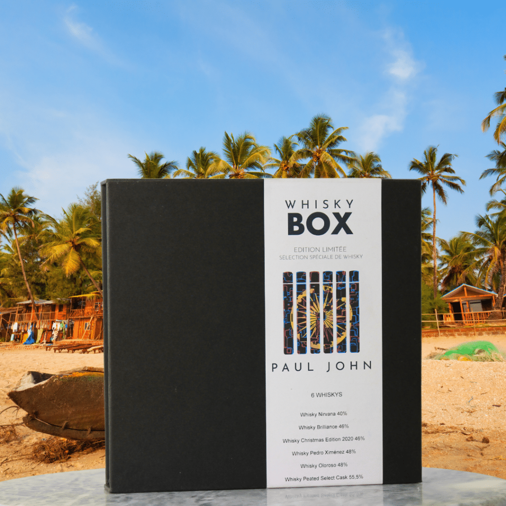 Coffret de dégustation de whiskys Paul John devant Goa en Inde