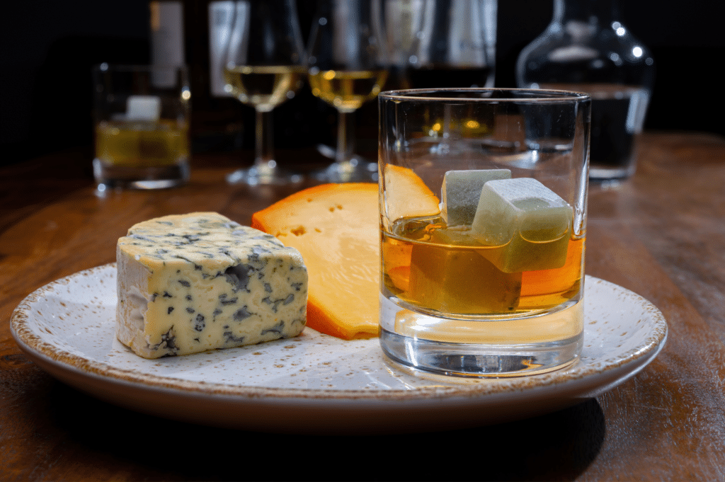 whisky dans un verre et morceau de gorgonzola
