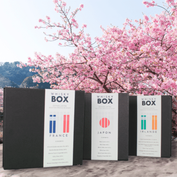 La collection de coffret de dégustation de whisky floraux et fruités avec le coffret france, le coffret japon et le coffret irlande devant un cerisier en fleur