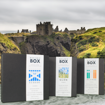 La collection de coffret de dégustation de whisky gaëliques avec le coffret écosse, le coffret glen et le coffret irlande devant un chateau des highlands